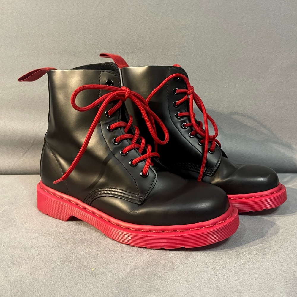 RARE DR MARTENS PASCAL BLACK LEATHER WITH RED SOLES 1460 COMBAT BOOTS